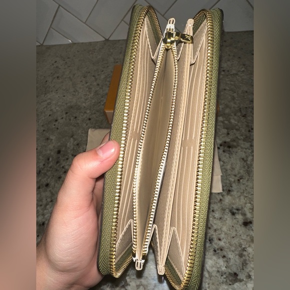 Louis Vuitton Women’s Zippy Wallet Limited Edition - Picture 7 of 11